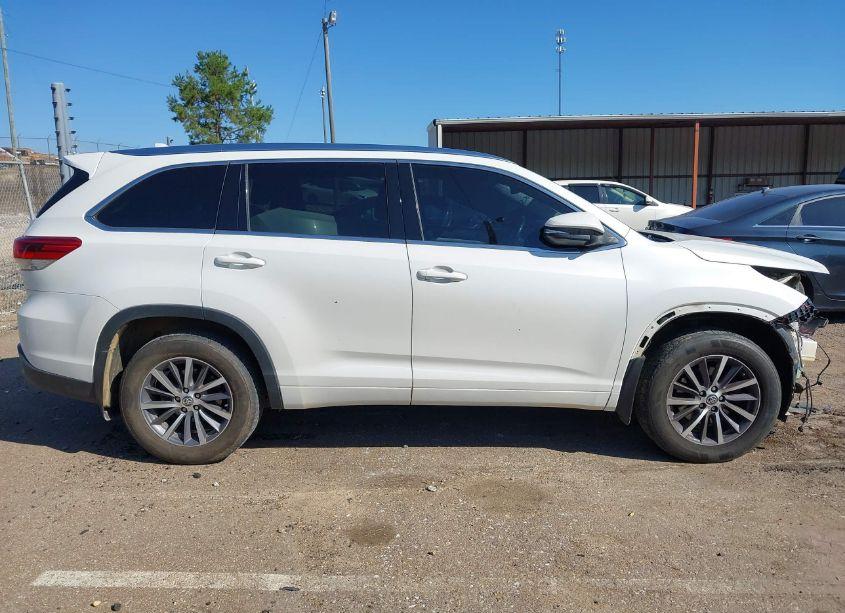 Photo 14 of 2017 Toyota Highlander XLE (VIN 5TDJZRFH8HS512724)