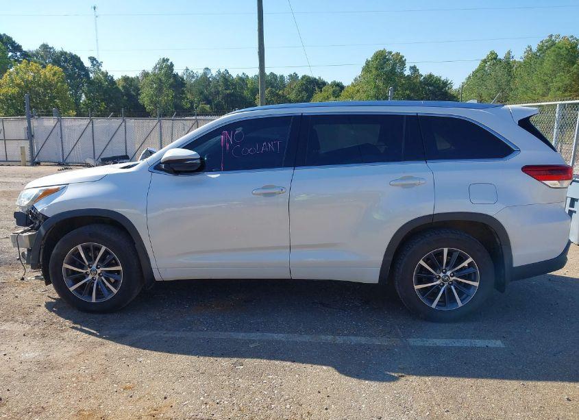 Photo 15 of 2017 Toyota Highlander XLE (VIN 5TDJZRFH8HS512724)