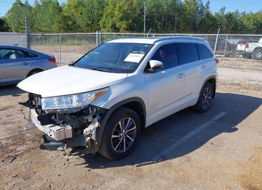 Photo 2 of 2017 Toyota Highlander XLE (VIN 5TDJZRFH8HS512724)