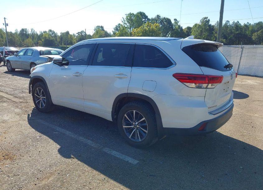 Photo 3 of 2017 Toyota Highlander XLE (VIN 5TDJZRFH8HS512724)