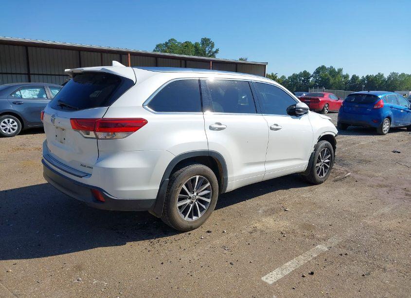 Photo 4 of 2017 Toyota Highlander XLE (VIN 5TDJZRFH8HS512724)