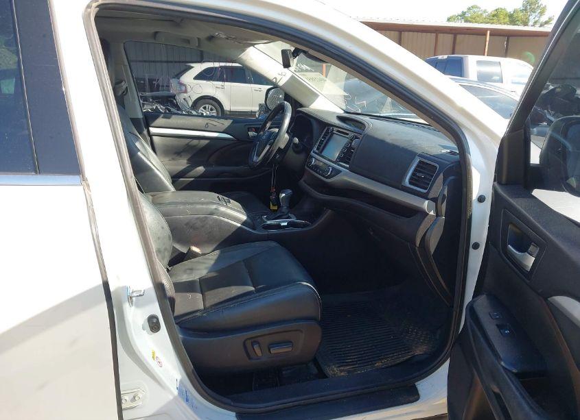 Photo 5 of 2017 Toyota Highlander XLE (VIN 5TDJZRFH8HS512724)