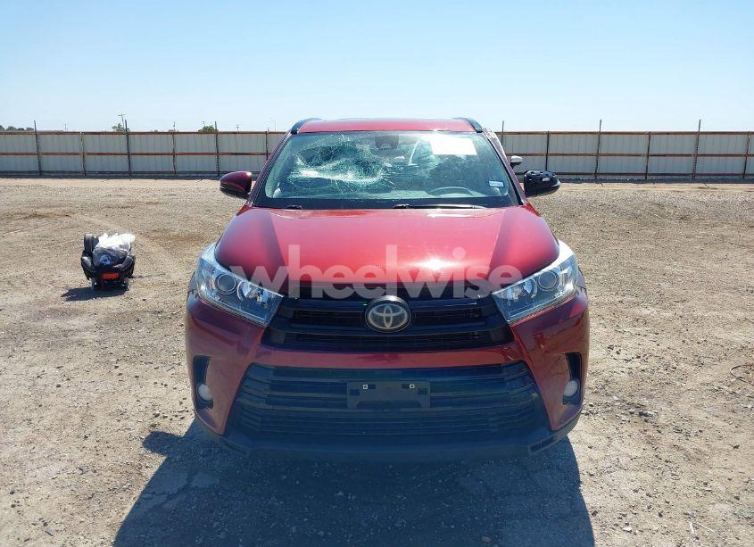 Photo 13 of 2018 Toyota Highlander SE (VIN 5TDJZRFH8JS536818)