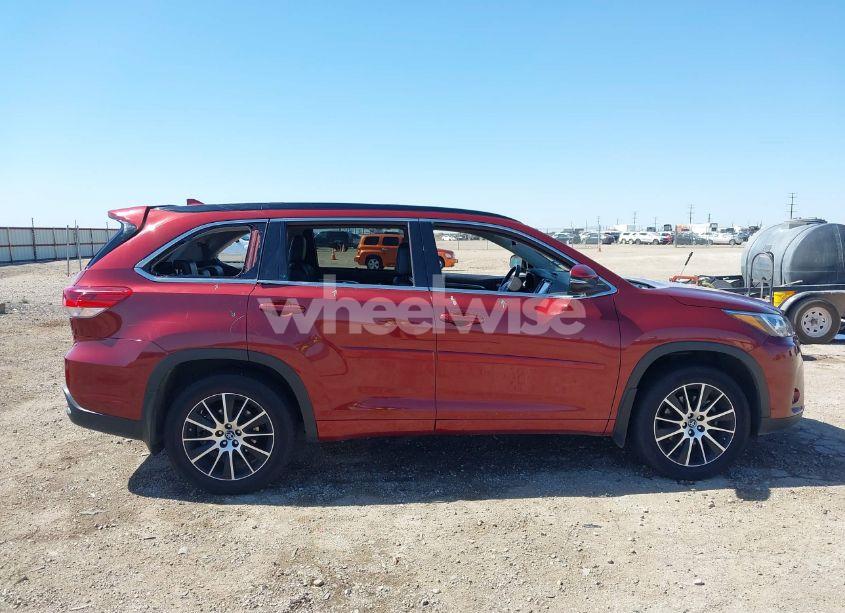 Photo 14 of 2018 Toyota Highlander SE (VIN 5TDJZRFH8JS536818)