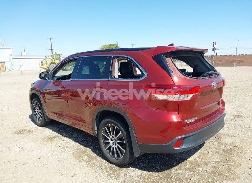 Photo 3 of 2018 Toyota Highlander SE (VIN 5TDJZRFH8JS536818)
