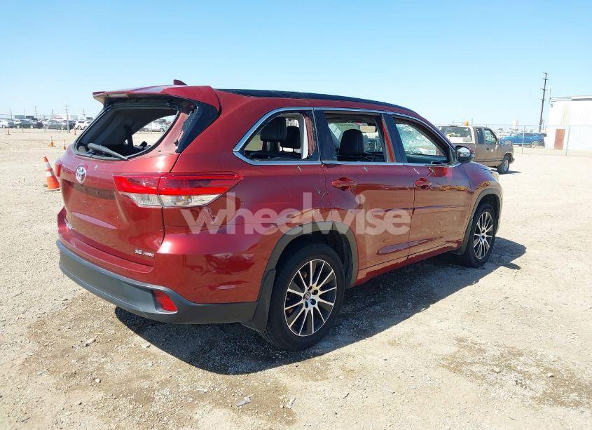 Photo 4 of 2018 Toyota Highlander SE (VIN 5TDJZRFH8JS536818)