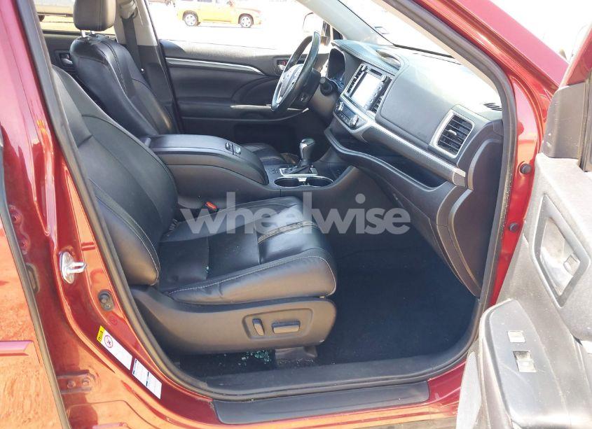 Photo 5 of 2018 Toyota Highlander SE (VIN 5TDJZRFH8JS536818)