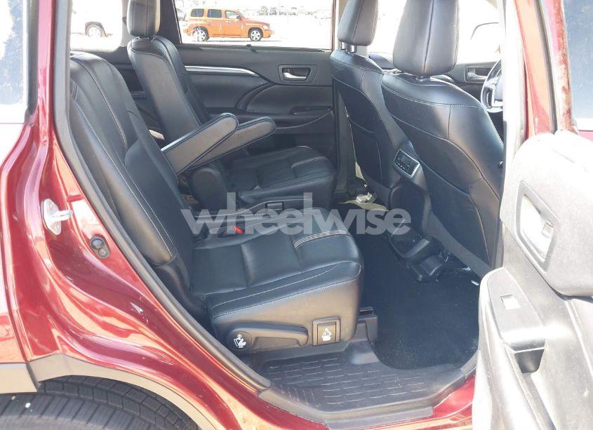 Photo 8 of 2018 Toyota Highlander SE (VIN 5TDJZRFH8JS536818)