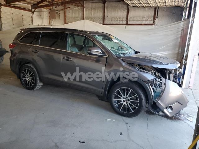 Photo 2 of 2018 TOYOTA HIGHLANDER SE N/A (VIN 5TDJZRFH8JS544787)