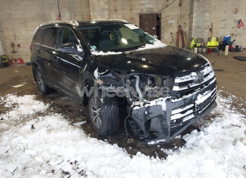 2018 Toyota Highlander XLE (VIN 5TDJZRFH8JS552775) main photo