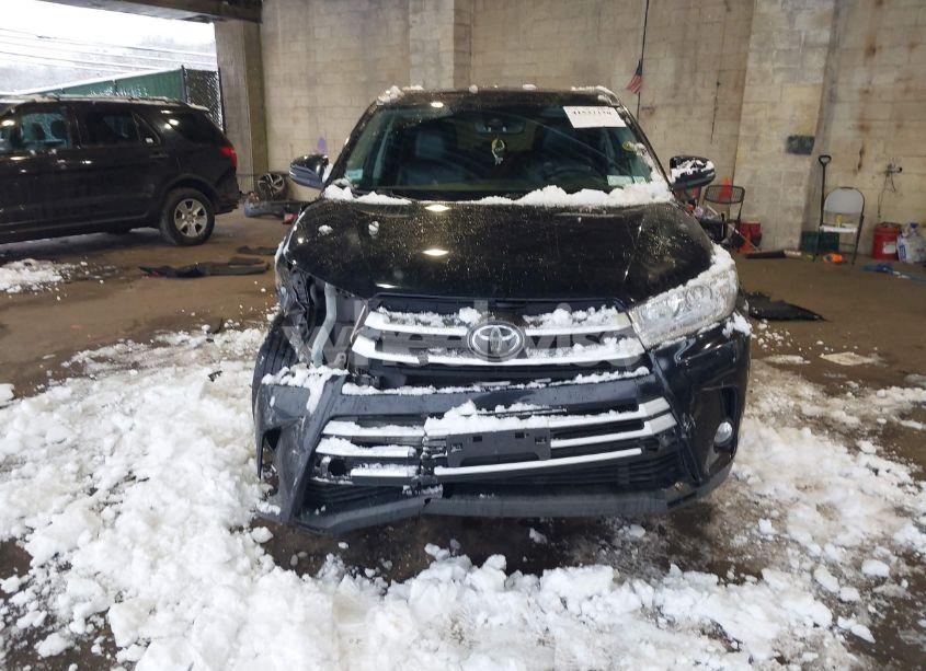 Photo 12 of 2018 Toyota Highlander XLE (VIN 5TDJZRFH8JS552775)