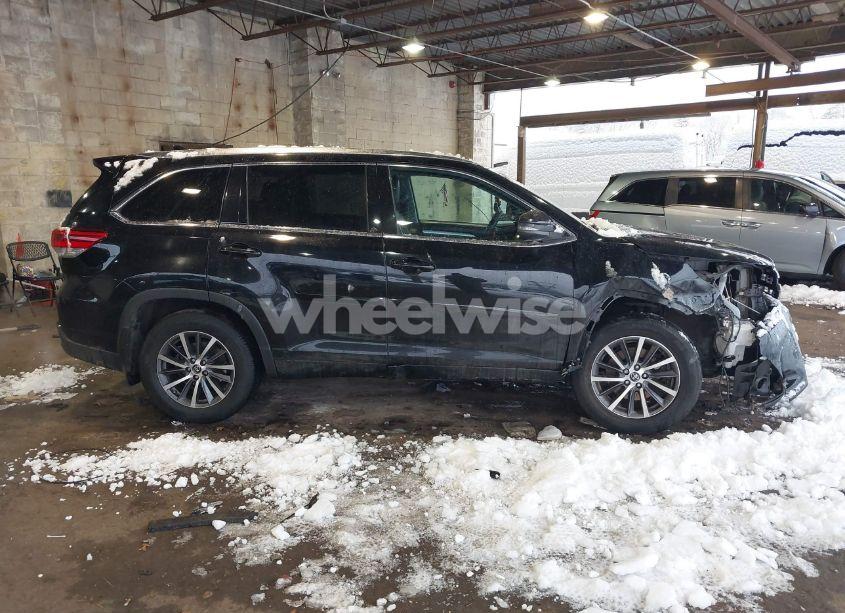 Photo 13 of 2018 Toyota Highlander XLE (VIN 5TDJZRFH8JS552775)
