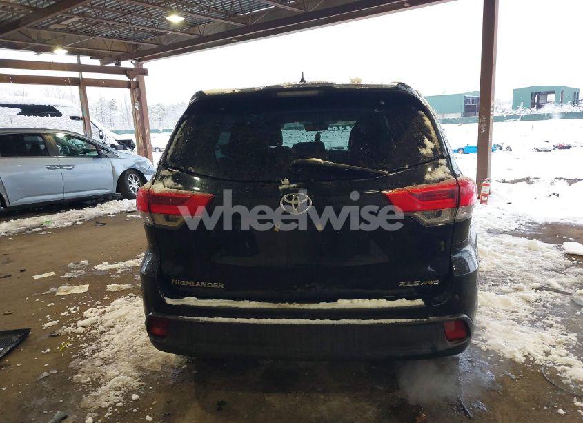Photo 16 of 2018 Toyota Highlander XLE (VIN 5TDJZRFH8JS552775)