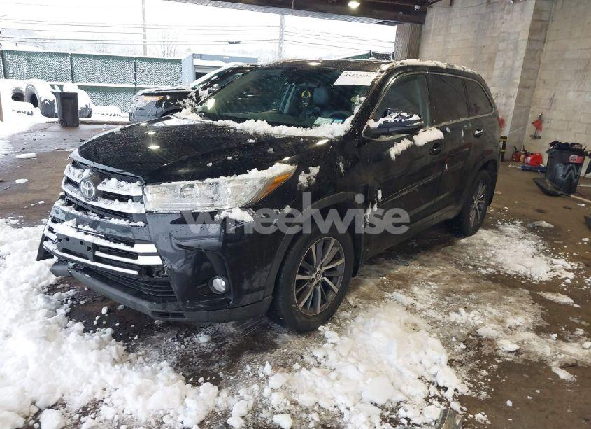 Photo 2 of 2018 Toyota Highlander XLE (VIN 5TDJZRFH8JS552775)