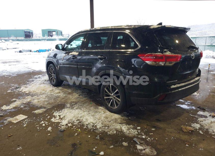 Photo 3 of 2018 Toyota Highlander XLE (VIN 5TDJZRFH8JS552775)