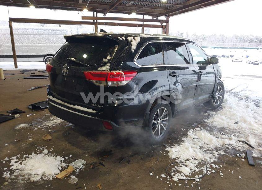 Photo 4 of 2018 Toyota Highlander XLE (VIN 5TDJZRFH8JS552775)