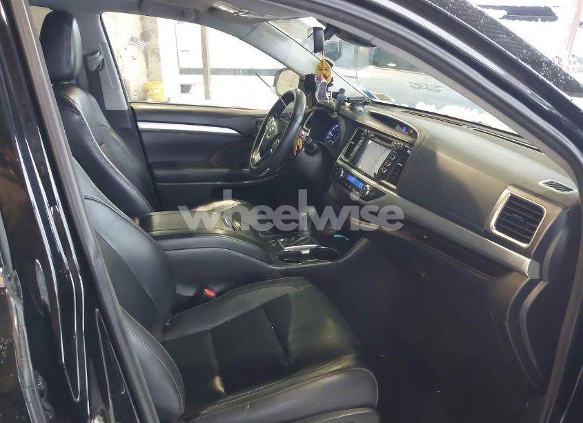 Photo 5 of 2018 Toyota Highlander XLE (VIN 5TDJZRFH8JS552775)