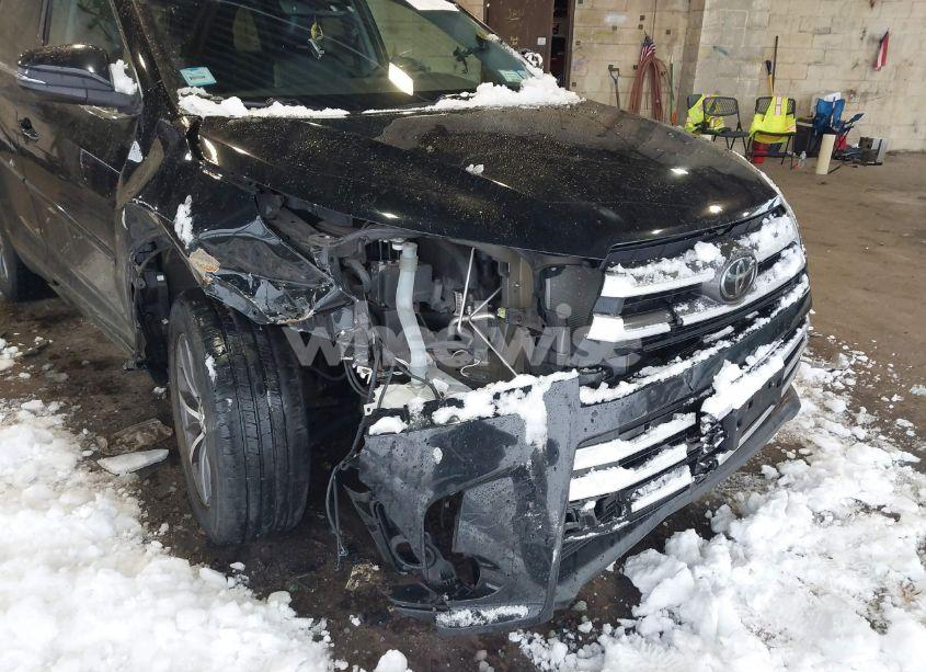 Photo 6 of 2018 Toyota Highlander XLE (VIN 5TDJZRFH8JS552775)