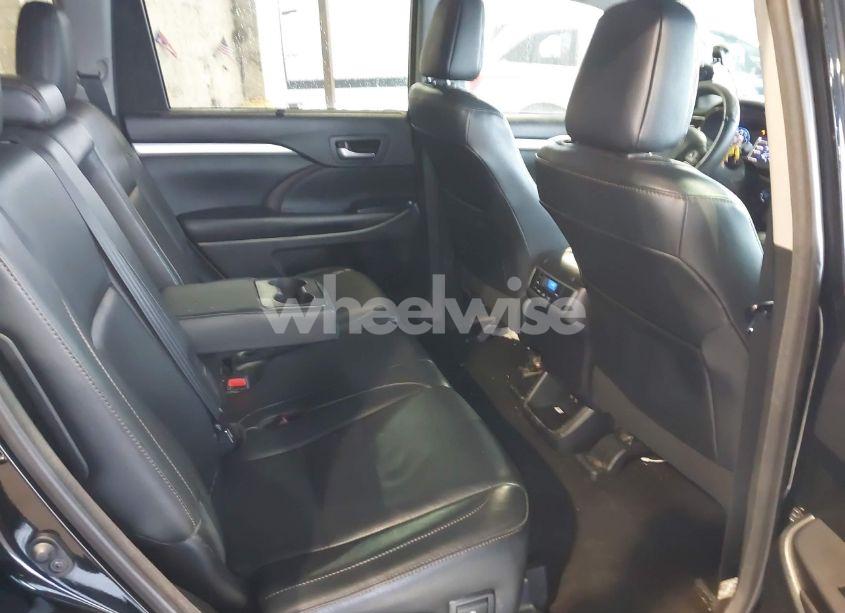 Photo 8 of 2018 Toyota Highlander XLE (VIN 5TDJZRFH8JS552775)