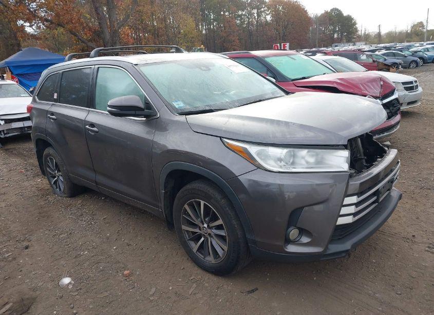 2018 Toyota Highlander XLE (VIN 5TDJZRFH8JS561217) main photo