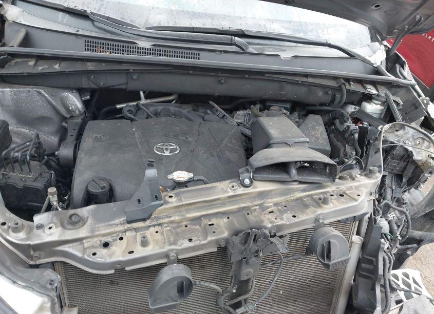 Photo 10 of 2018 Toyota Highlander XLE (VIN 5TDJZRFH8JS561217)