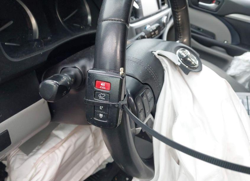 Photo 11 of 2018 Toyota Highlander XLE (VIN 5TDJZRFH8JS561217)