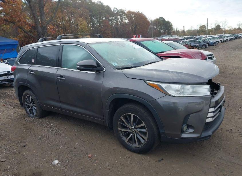 Photo 13 of 2018 Toyota Highlander XLE (VIN 5TDJZRFH8JS561217)