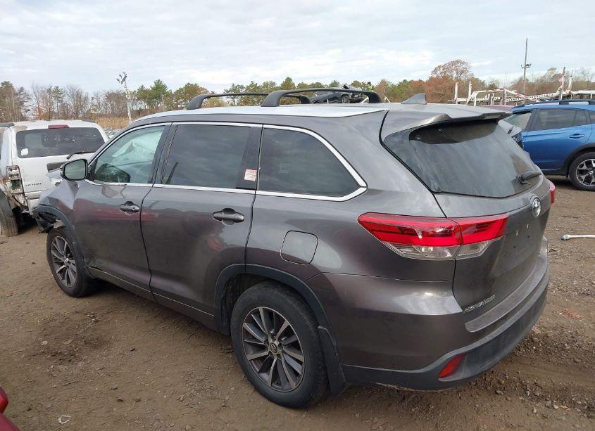 Photo 14 of 2018 Toyota Highlander XLE (VIN 5TDJZRFH8JS561217)