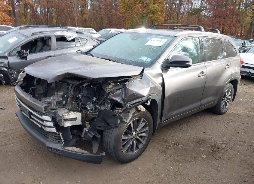Photo 2 of 2018 Toyota Highlander XLE (VIN 5TDJZRFH8JS561217)
