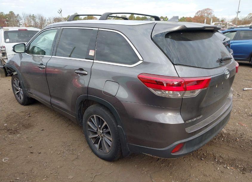 Photo 3 of 2018 Toyota Highlander XLE (VIN 5TDJZRFH8JS561217)