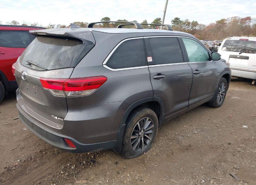 Photo 4 of 2018 Toyota Highlander XLE (VIN 5TDJZRFH8JS561217)