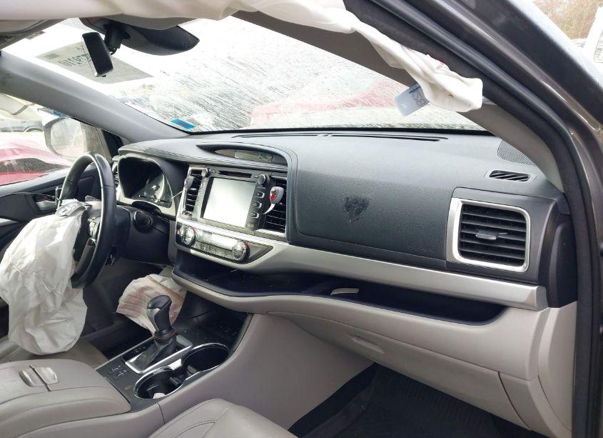 Photo 5 of 2018 Toyota Highlander XLE (VIN 5TDJZRFH8JS561217)