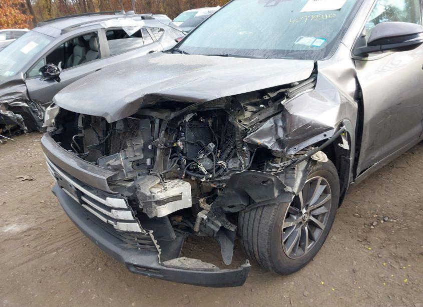 Photo 6 of 2018 Toyota Highlander XLE (VIN 5TDJZRFH8JS561217)