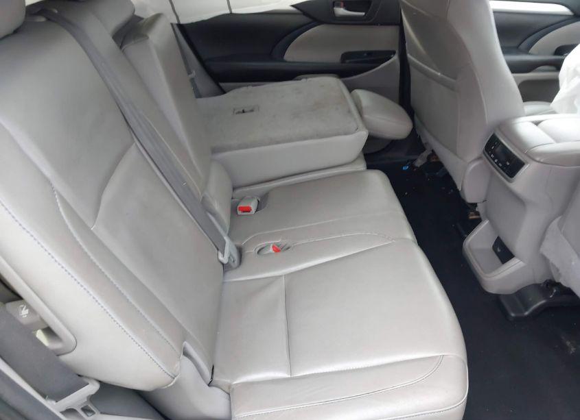 Photo 8 of 2018 Toyota Highlander XLE (VIN 5TDJZRFH8JS561217)