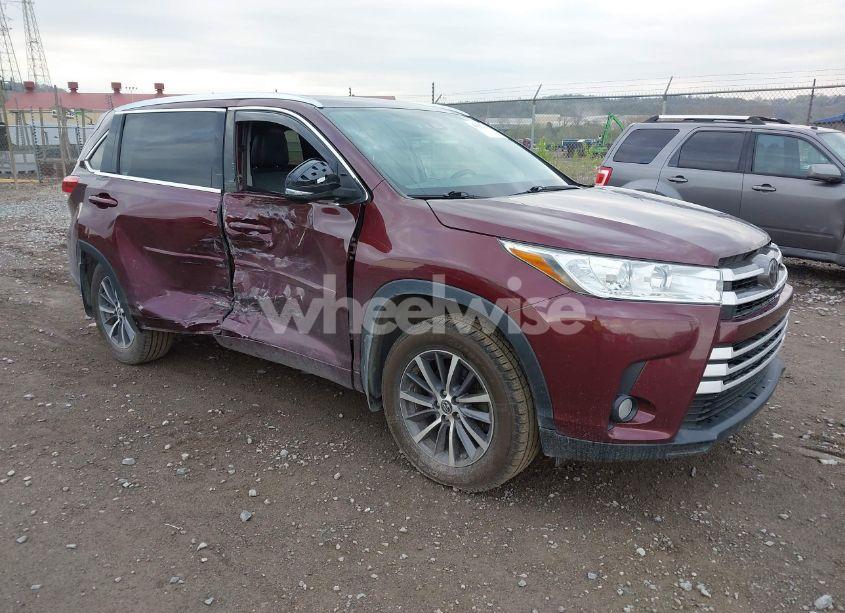 2018 Toyota Highlander XLE (VIN 5TDJZRFH8JS812656) main photo