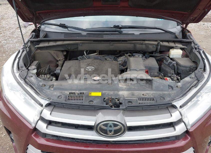 Photo 10 of 2018 Toyota Highlander XLE (VIN 5TDJZRFH8JS812656)