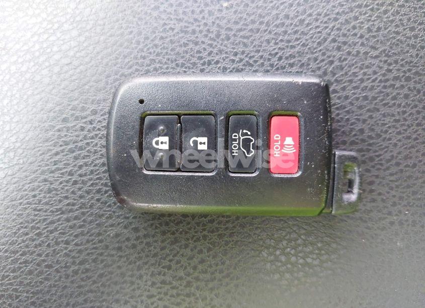 Photo 11 of 2018 Toyota Highlander XLE (VIN 5TDJZRFH8JS812656)