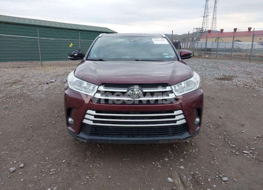 Photo 13 of 2018 Toyota Highlander XLE (VIN 5TDJZRFH8JS812656)