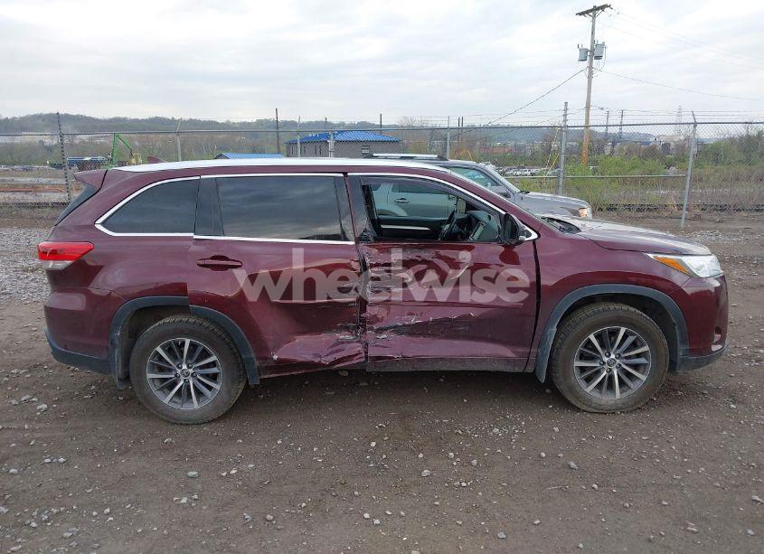 Photo 14 of 2018 Toyota Highlander XLE (VIN 5TDJZRFH8JS812656)