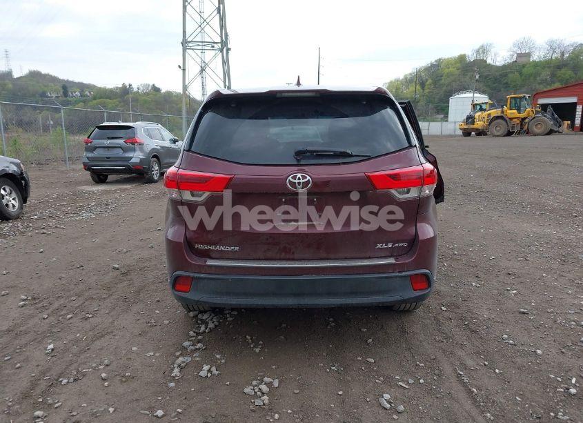 Photo 17 of 2018 Toyota Highlander XLE (VIN 5TDJZRFH8JS812656)
