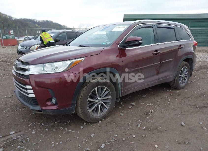 Photo 2 of 2018 Toyota Highlander XLE (VIN 5TDJZRFH8JS812656)