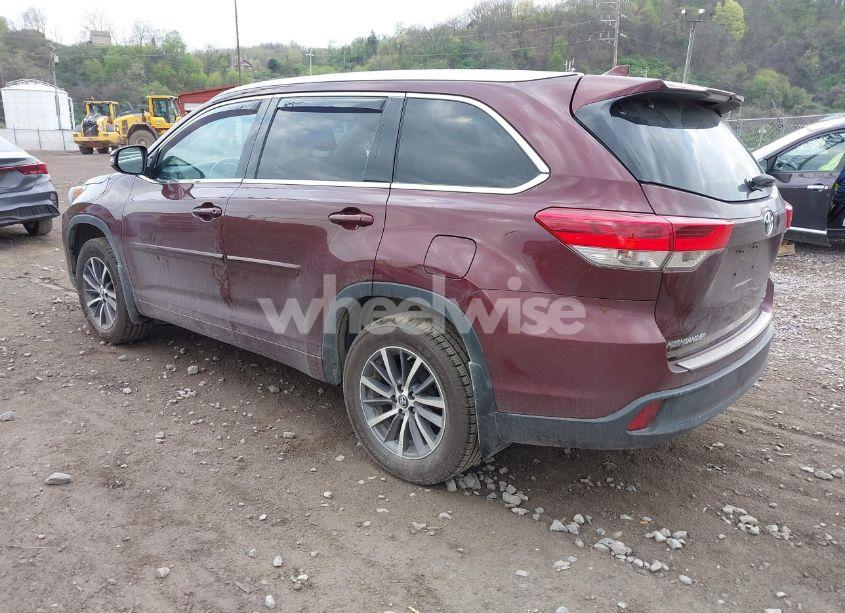 Photo 3 of 2018 Toyota Highlander XLE (VIN 5TDJZRFH8JS812656)