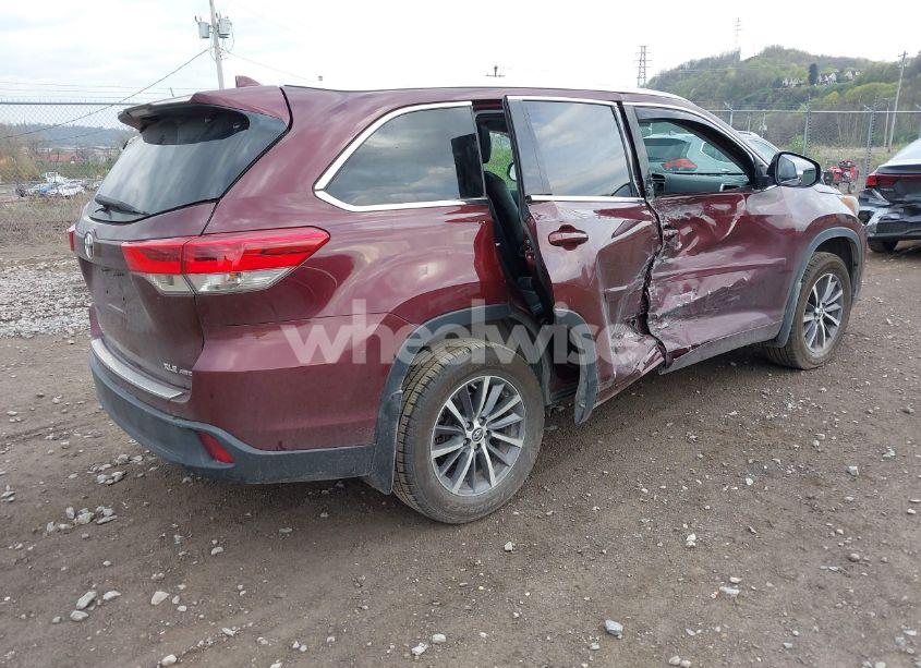 Photo 4 of 2018 Toyota Highlander XLE (VIN 5TDJZRFH8JS812656)