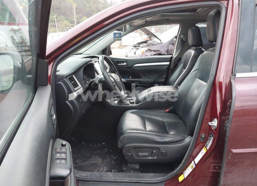 Photo 5 of 2018 Toyota Highlander XLE (VIN 5TDJZRFH8JS812656)