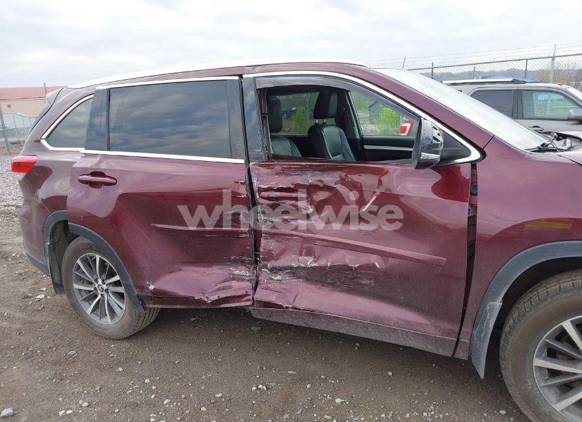 Photo 6 of 2018 Toyota Highlander XLE (VIN 5TDJZRFH8JS812656)