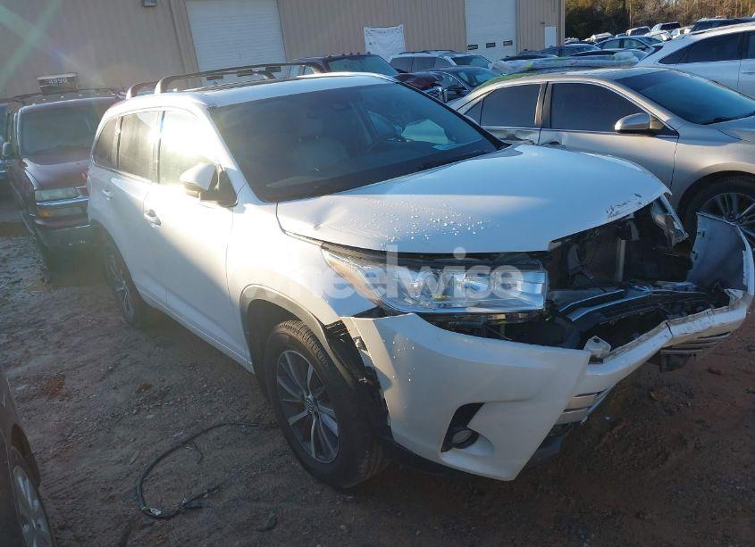 2018 Toyota Highlander XLE (VIN 5TDJZRFH8JS860139) main photo