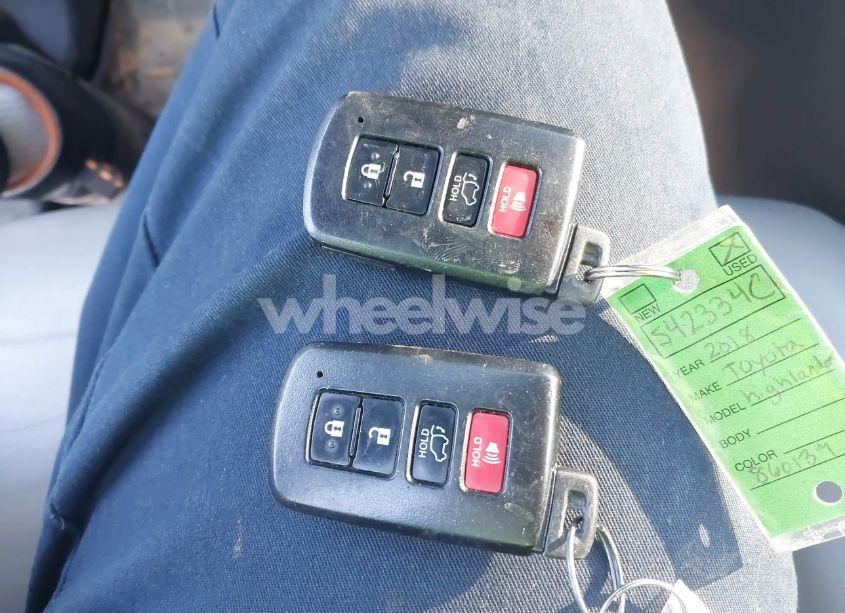 Photo 11 of 2018 Toyota Highlander XLE (VIN 5TDJZRFH8JS860139)