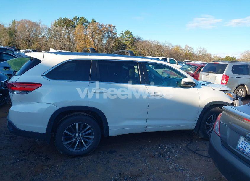 Photo 13 of 2018 Toyota Highlander XLE (VIN 5TDJZRFH8JS860139)