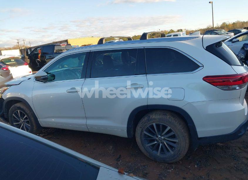 Photo 14 of 2018 Toyota Highlander XLE (VIN 5TDJZRFH8JS860139)