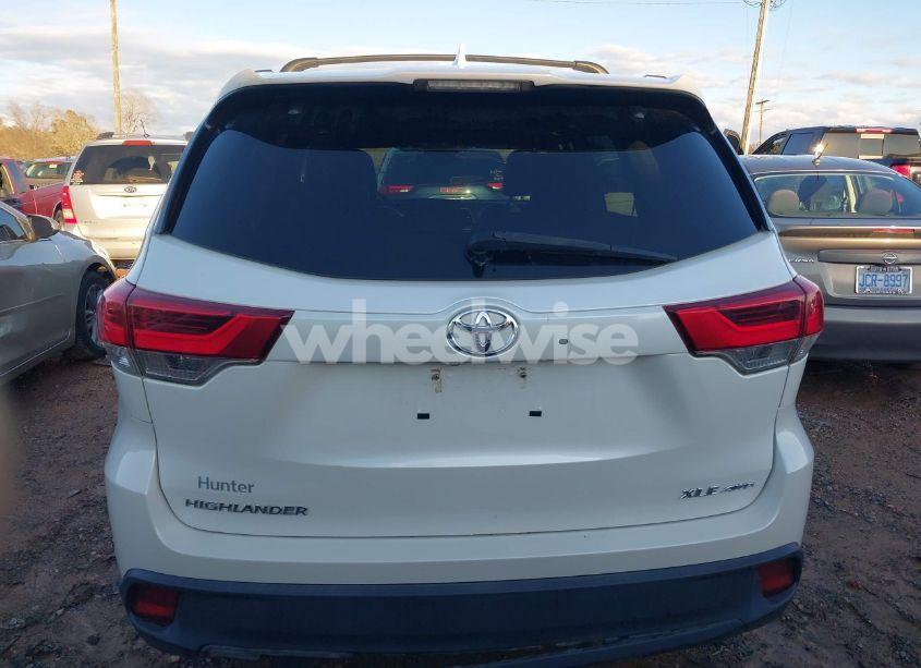 Photo 16 of 2018 Toyota Highlander XLE (VIN 5TDJZRFH8JS860139)